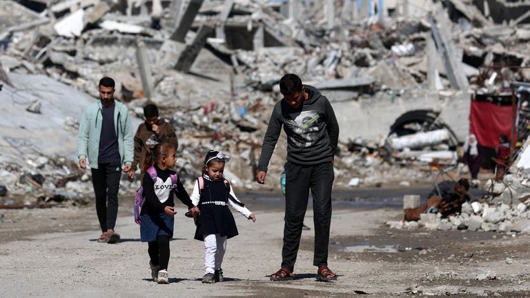 Większość Gazy leży w gruzach po dwóch latach izraelskich ataków. Fot: Reuters