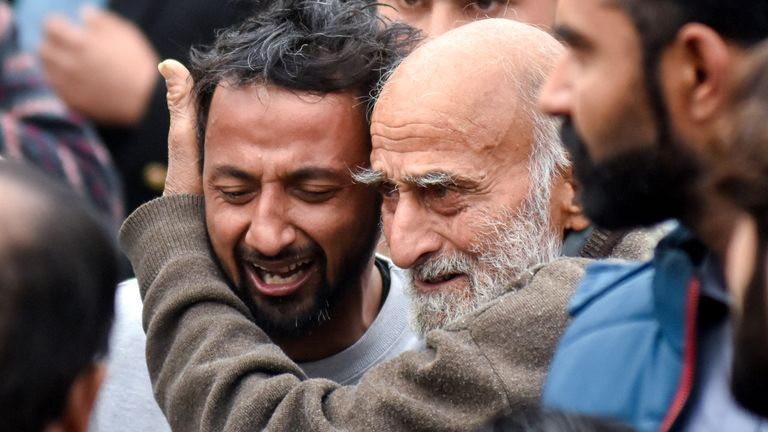 Bir adam yakınının ölümü üzerine yas tutuyor. Resim: Reuters