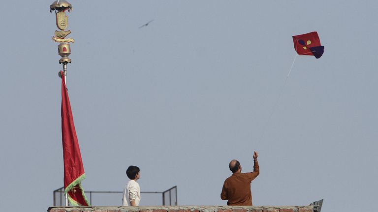 Bir adam Lahor'da uçurtma uçurma festivali olan Basant'ı kutlamak için uçurtma uçuruyor. Resim: Reuters