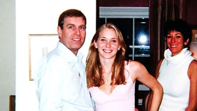 Andrew Mountbatten-Windsor na zdjęciu z Virginią Giuffre i Ghislaine Maxwell. Zdjęcie: Shutterstock