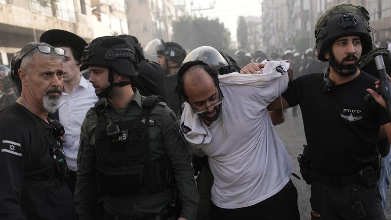 De Israëlische politie arresteert een man tijdens het protest. Foto: AP