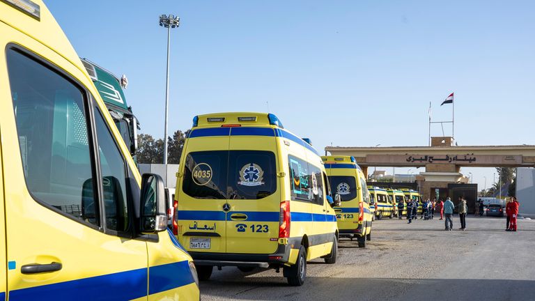 Ambulanse ustawiają się w kolejce, aby wjechać do egipskiej bramy na przejściu w Rafah. Zdjęcie: Associated Press.
