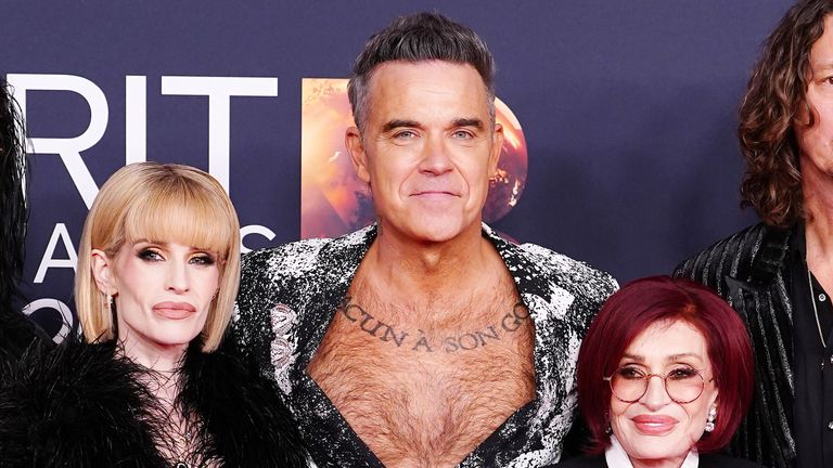 Gömleksiz Robbie Williams (C), Kelly Osbourne (L) ve Sharon Osbourne (R). Resim: PA