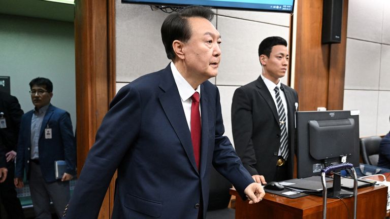 Güney Kore'nin eski başkanı Yoon Suk Yeol, isyan suçlamalarıyla ilgili ceza davasına katılıyor. Resim: Reuters