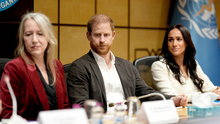 Harry i Meghan przy okrągłym stole z urzędnikami wyższego szczebla. Zdjęcie: PA