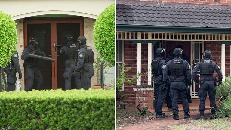 De politie deed een inval op drie adressen, waaronder een huis in Kenthurst (links) en Castle Hill (rechts). Foto: NSW-politie