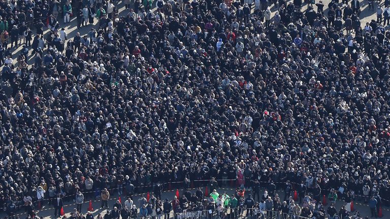 一月份，一大群人聚集在一起聆听高市女士为自民党候选人呼吁投票的演讲。图片：美联社