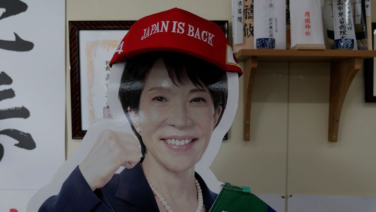 Een kartonnen uitsnede van Sanae Takaichi