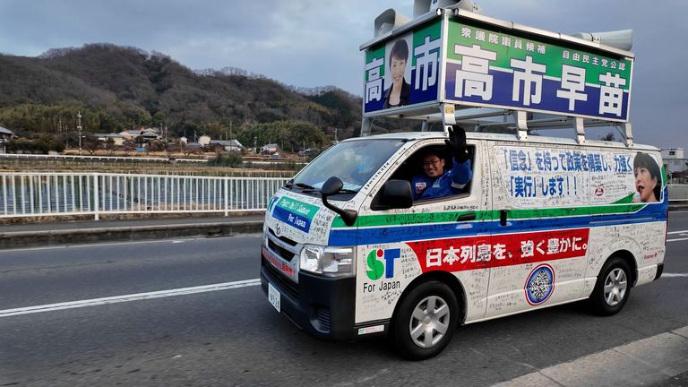 De 'gevechtsbus' trommelt steun op voor Takaichi