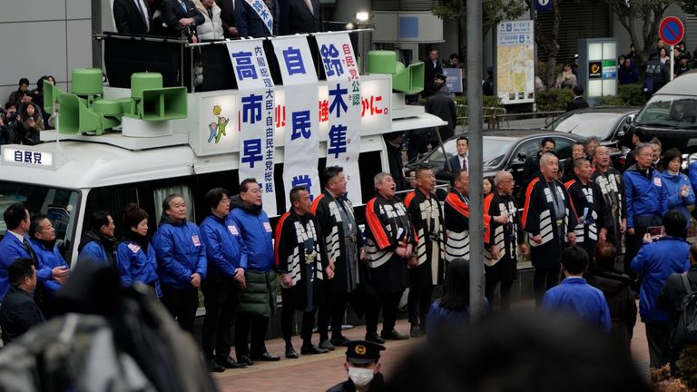 Aanhangers van de premier tijdens een bijeenkomst