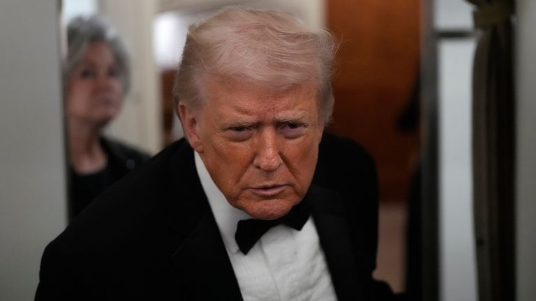 Donald Trump spreekt met verslaggevers van Air Force One. Foto: AP