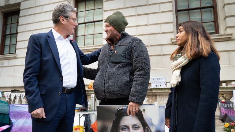 Tulip Siddiq (po prawej) i Keir Starmer (po lewej) spotykają się z Richardem Ratcliffe'em, mężem irańskiej więźniarki Nazanin Zaghari-Ratcliffe, w 2021 r. Zdjęcie: PA