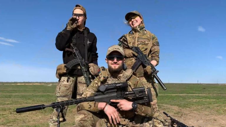 Viktoriia Honcharuk, sağda, Ukrayna'da görev yapıyor.