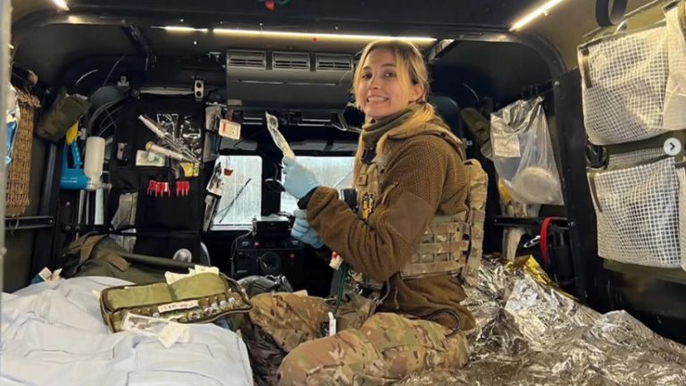 Viktoriia Honcharuk Ukrayna'da görev yapıyor.