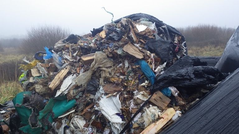 Wyrzucanie śmieci w rezerwacie przyrody Middleton w Lancashire. Celem Datta były także gospodarstwa rolne i zabytkowy dwór. Zdjęcie: EA