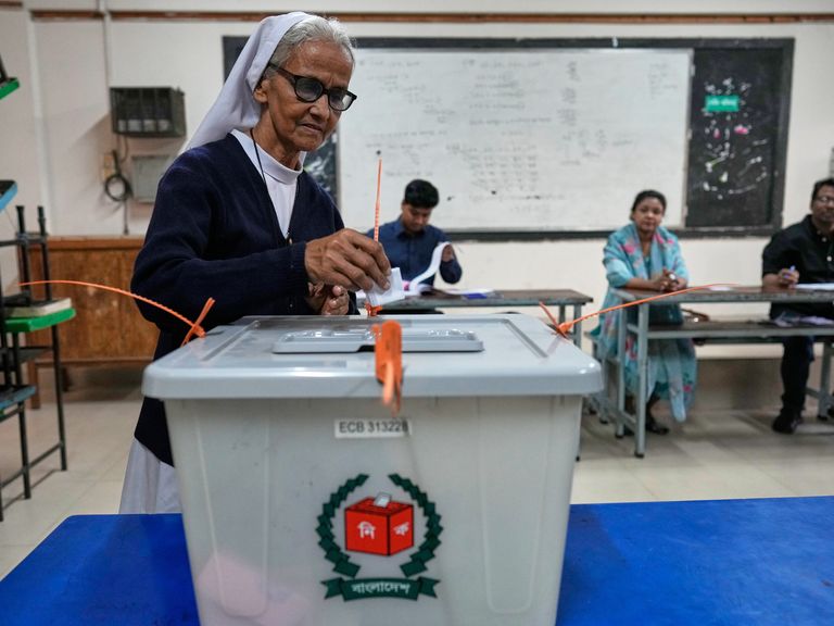 孟加拉国达卡的一名修女正在投票。图片：美联社