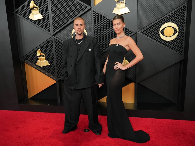 Justin ve Hailey Bieber - Justin bu yıl dört ödüle aday. Resim: Jordan Strauss/Invision/AP