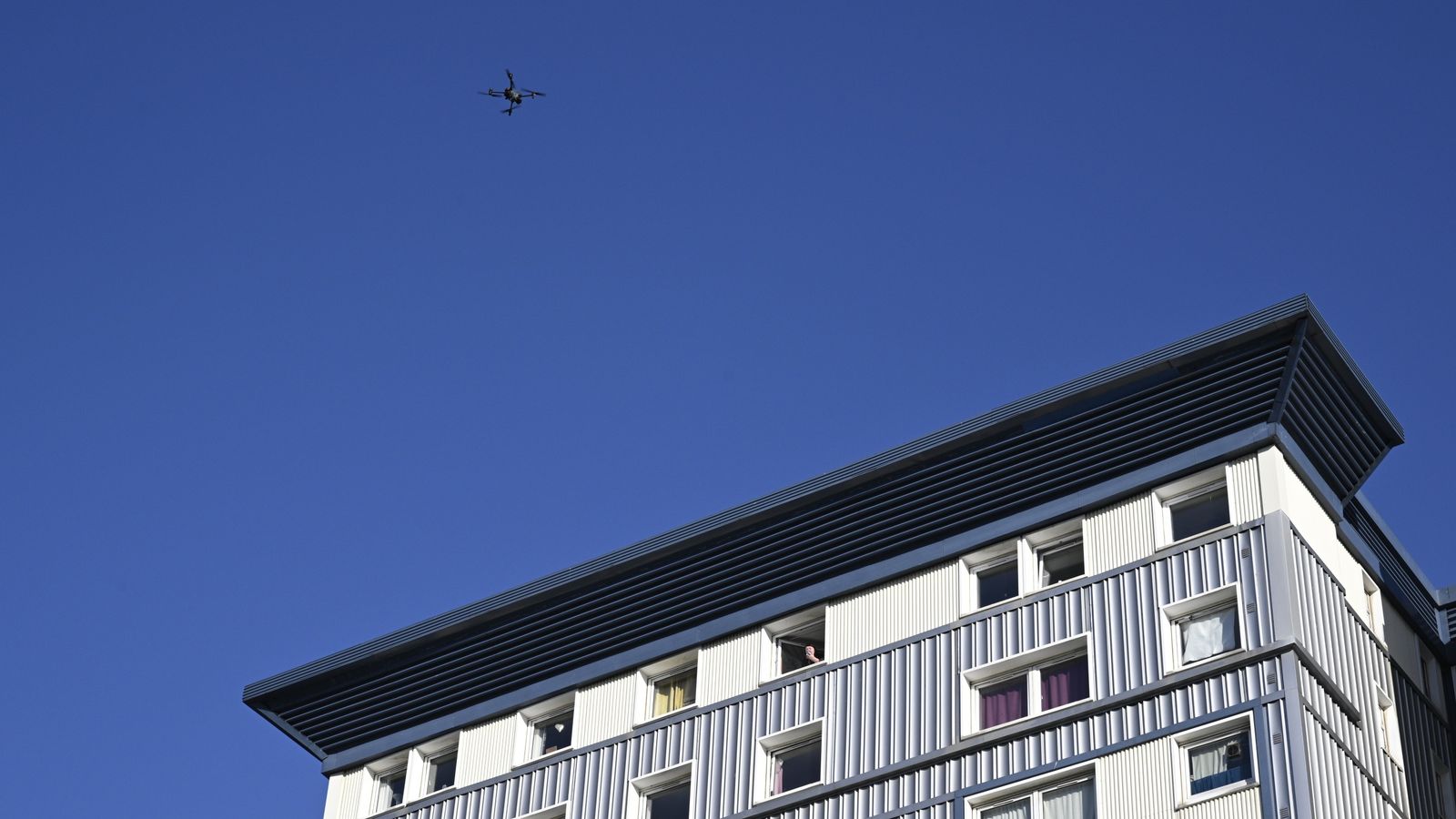 Man arrested after Edinburgh tower block stand-off following knife ...