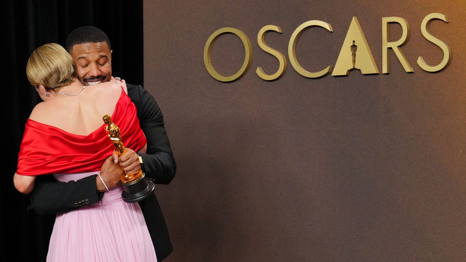 Standing ovations and media bingo: Inside the Oscars winners' room
