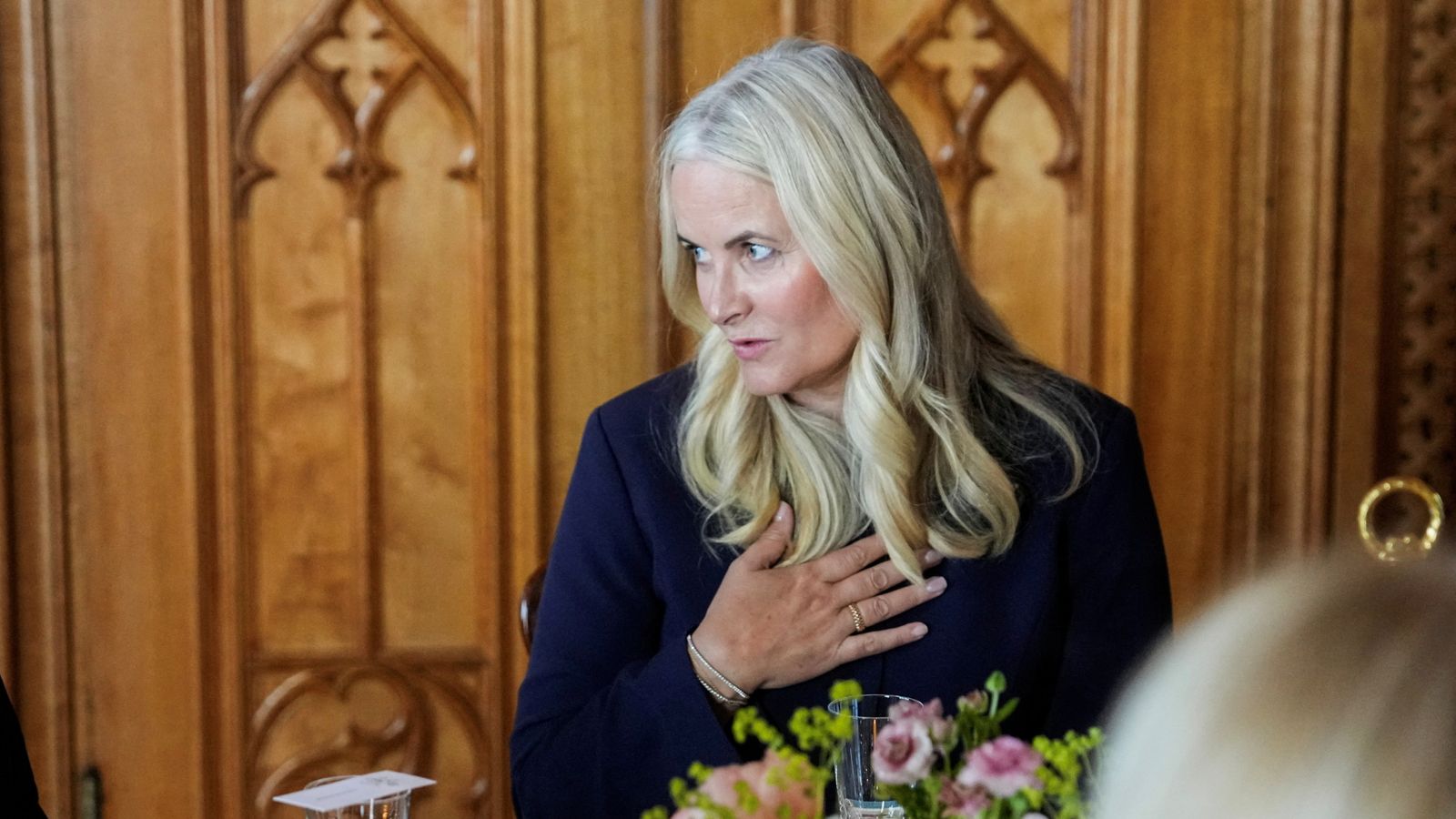 La princesa heredera de Noruega rompe a llorar mientras habla de su amistad con Jeffrey Epstein | Noticias del mundo