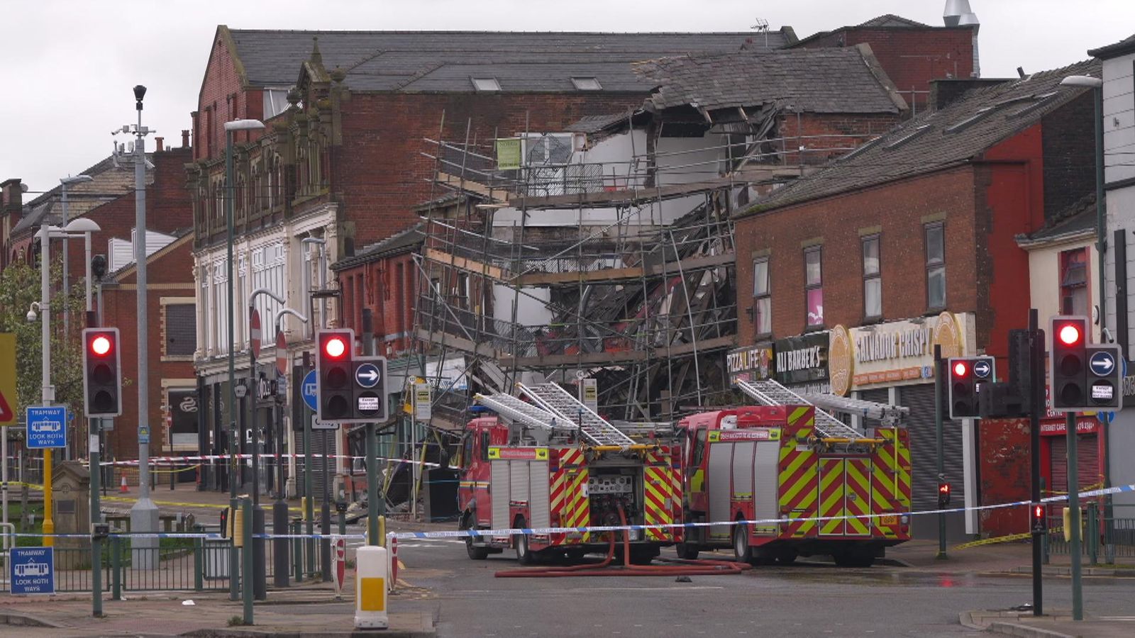 Five people escape and two injured after building collapses