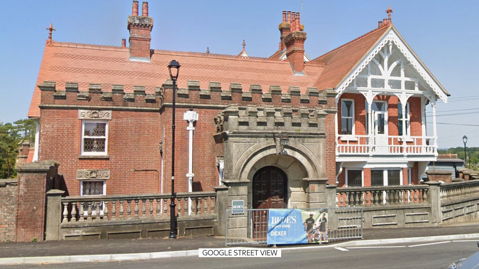 Teacher who repeatedly told pupil 'I love you' struck off