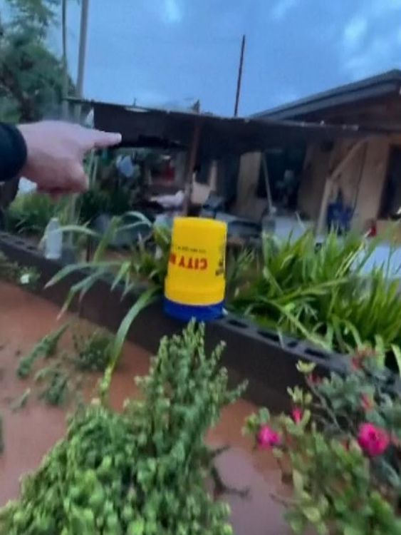Local residents offered to help each other amid the flooding. Pic: Ricardo Taviera/@hawaiiecodivers
