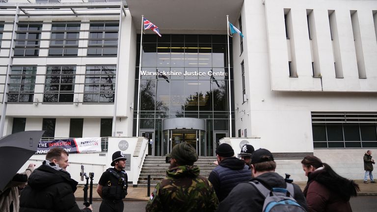 İnsanlar Mulakhil'in mahkum edildiği Leamington Spa'daki Warwick Kraliyet Mahkemesi'nin önünde toplanıyor. Resim: PA