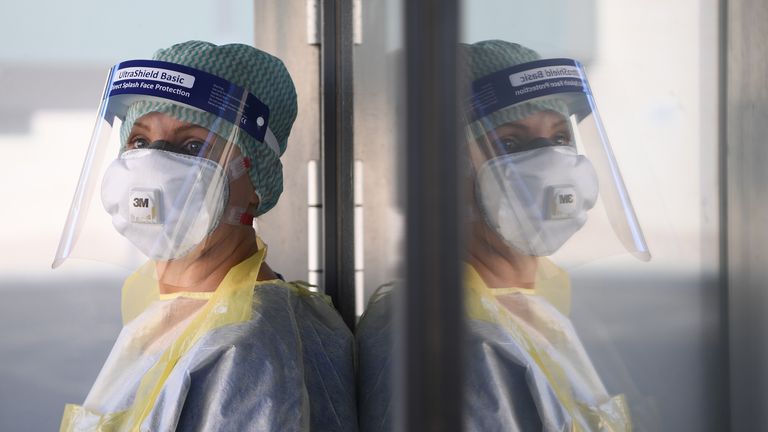 2020'deki COVID salgını sırasında bir hemşire. Resim: PA