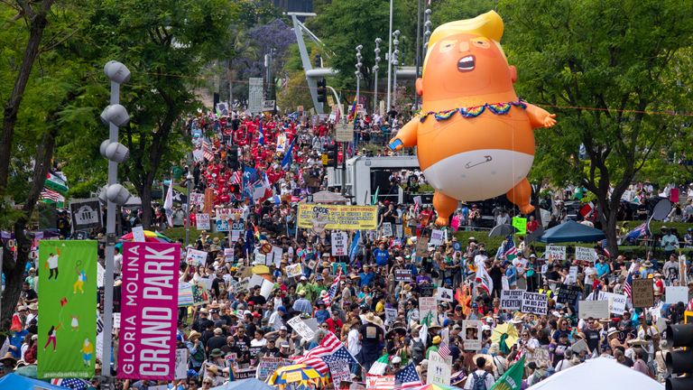 Demonstranten verzamelen zich in Los Angeles. Afbeelding: Reuters