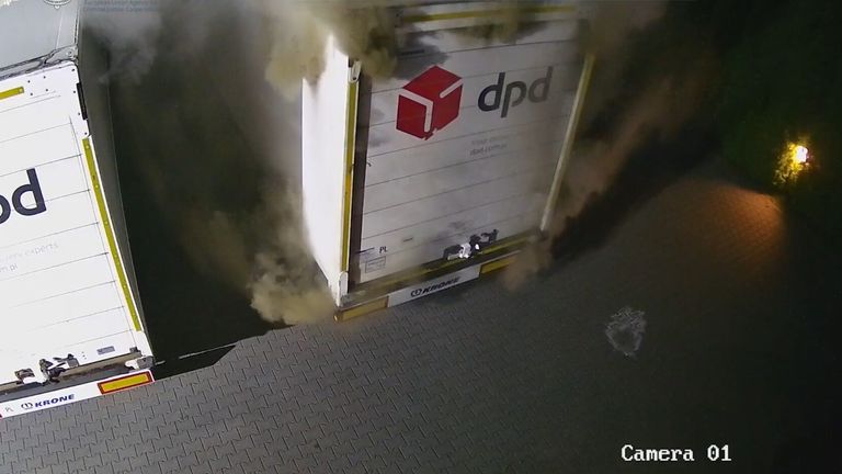 Bir kamyonun içinde kendiliğinden tutuşan bir paket yanıyor. Fotoğraf: @Eurojust