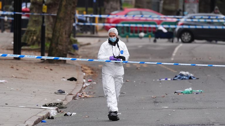 Olay yerinde bir adli tıp müfettişi. Resim: PA