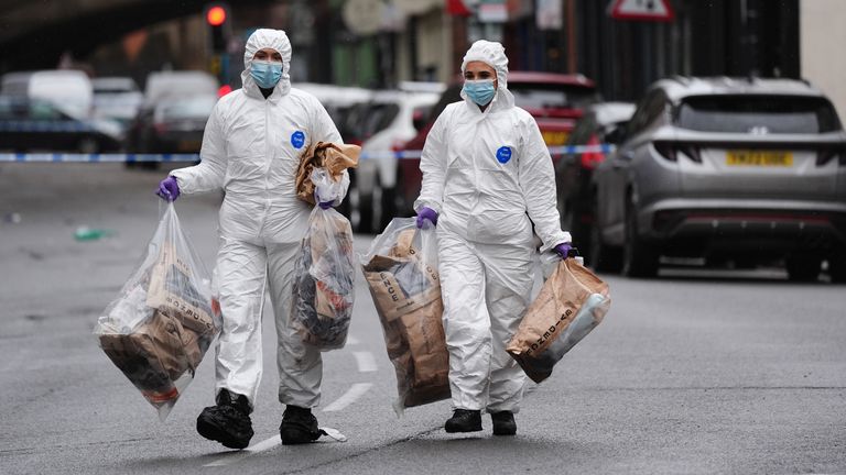 Friar Gate'deki olay yerinden delil torbaları toplandı. Resim: PA