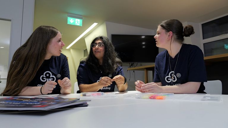 Üç Girl Guiding savunucusu, Sky News'e sosyal medya yasağı hakkında konuşmak için Londra'ya gitti