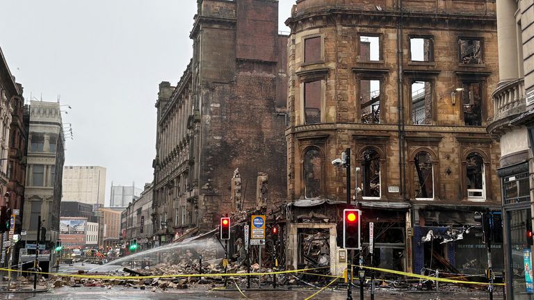 Union Caddesi'ndeki binanın kömürleşmiş kalıntıları. Resim: PA