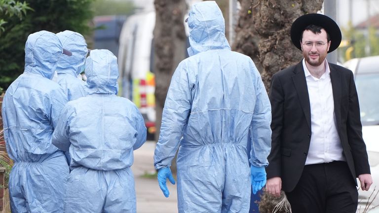 Polis ekipleri olay yerinde. Resim: PA