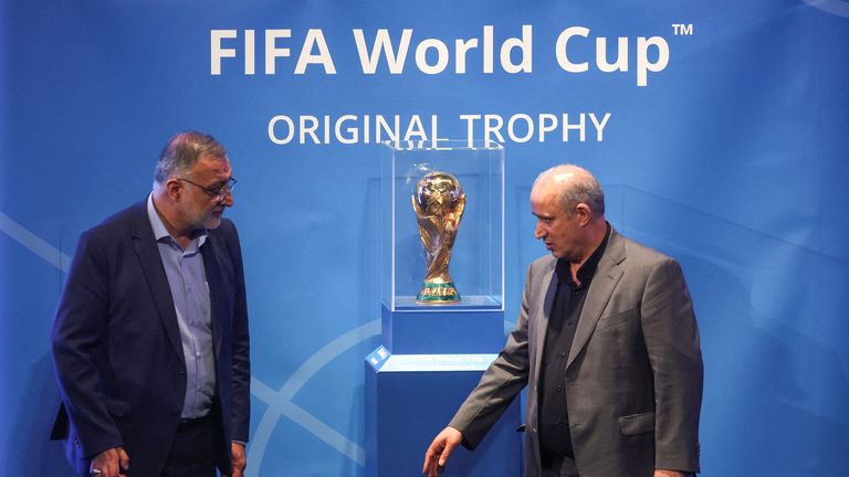 De voorzitter van de Iraanse voetbalfederatie, Mehdi Taj, en de burgemeester van Teheran, Alireza Zakani, met de WK-trofee. Bestandsfoto: Reuters