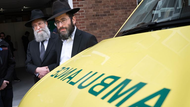 Ambulanslar NHS'den ödünç alındı. Resim: PA