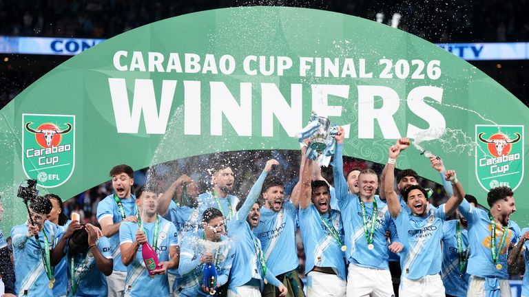 Manchester City, Wembley'de Carabao Kupası'nı kazandıktan sonra kupayı kaldırdı. Resim: PA