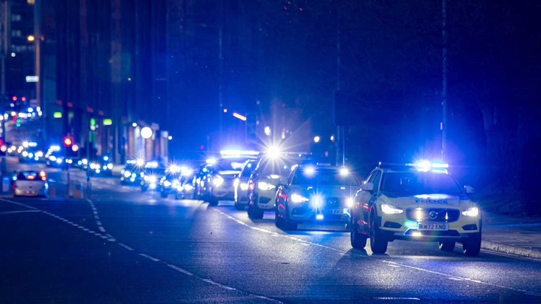 周三上午共发出了 14 次搜查令。图片来源:默西塞德郡警方