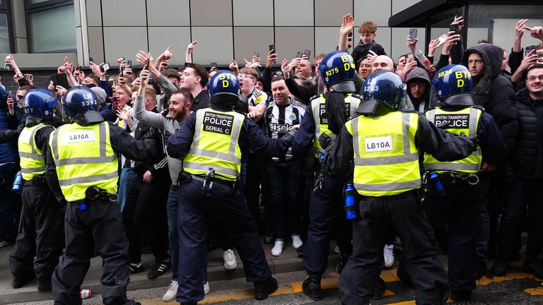 Newcastle United taraftarları memurlar tarafından durduruldu. Resim: PA