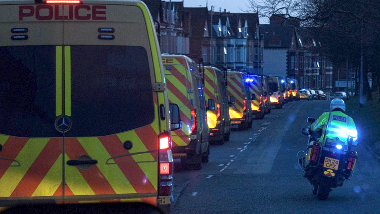 一队警车驶向利物浦安菲尔德地区。图片来源:默西塞德郡警方