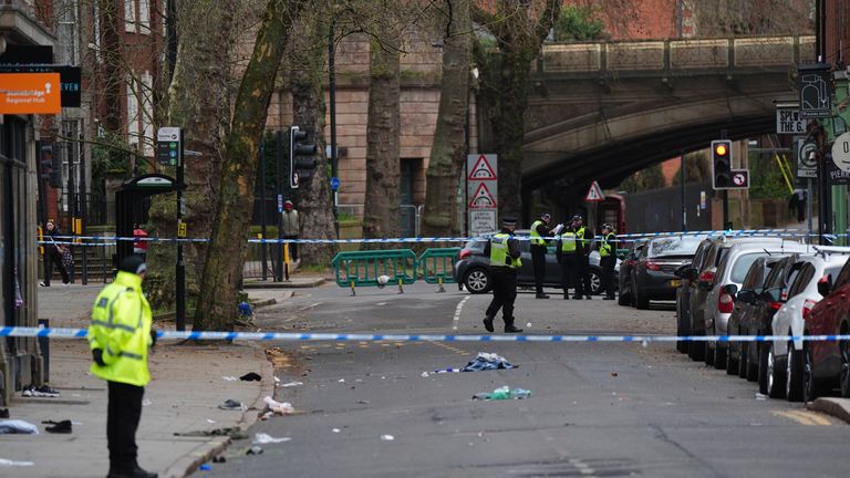 Polis, Derby'deki Friar Gate'deki olay yerini kordon altına aldı. Resim: PA