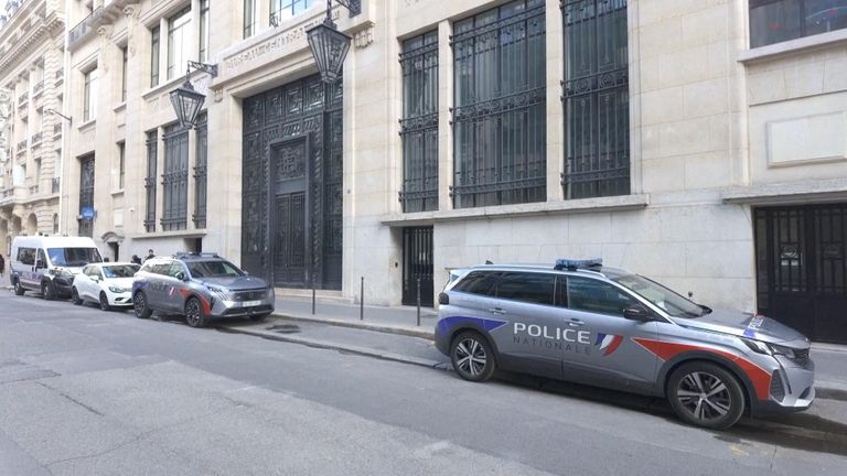 Polisi menggagalkan dugaan serangan bom di luar gedung Bank of America di Paris Polisi menggagalkan dugaan serangan bom di luar gedung Bank of America di Paris