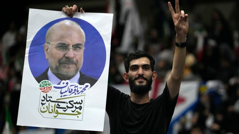 Um gesto de um apoiador de Ghalibaf durante sua candidatura à presidência em 2024. Foto: AP