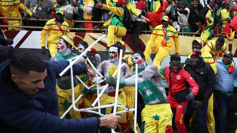 Fans Senegal bertabrakan dengan keamanan saat fans menyerbu lapangan. Pic: Reuters