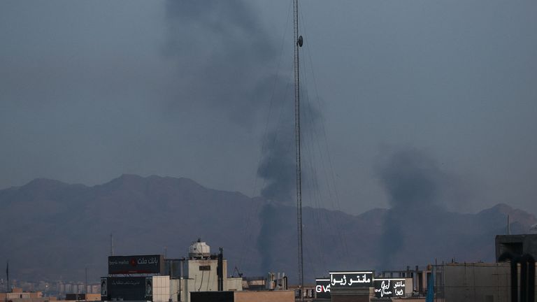 ABD-İsrail'in İran'la çatışması sırasında meydana gelen patlamanın ardından Tahran'da dumanlar yükseliyor. Resim: Reuters