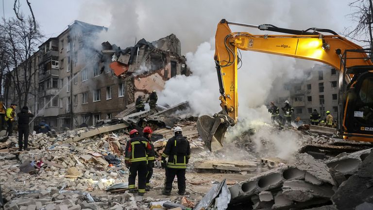 رجال الإنقاذ في المكان. الصورة: رويترز