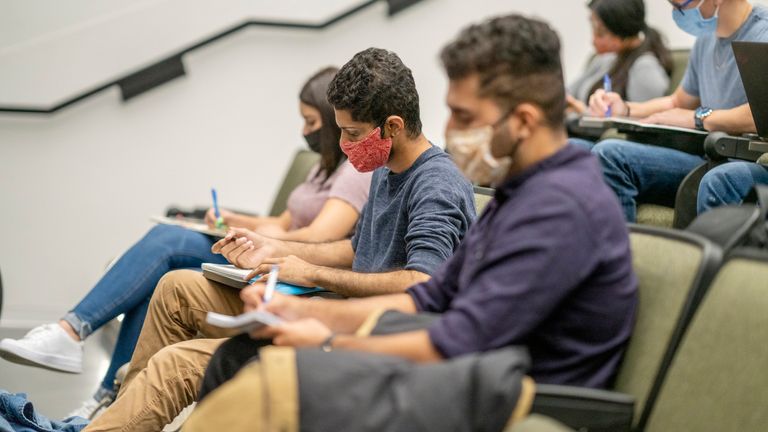 İddia, öğrencilerin ödediklerinden daha az hizmet aldıklarını savunuyor. Resim: iStock