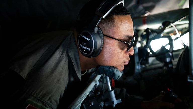 Bay Simmons'ın gülümsemesi vardı "herhangi bir odayı aydınlatabilir"dedi ailesi. Resim: Ulusal Muhafız/AP